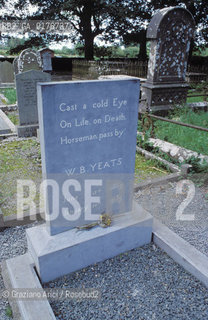 IRLANDA (SLIGO) LA TERRA DI W.B.YEATS : DRUMCLIFF - TOMBA DI WILLIAM BUTLER YEATS    - © 2002 Graziano Arici/Rosebud2 / GEO / LETTERATURA / POESIA / LAGO
