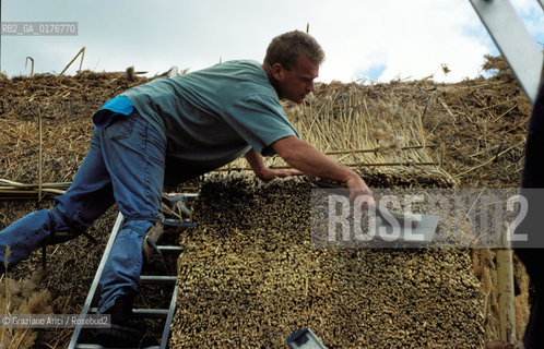 IRLANDA (MUNSTER) TIPPERARY : TETTO IN PAGLIA DI UNA CASA DI CAMPAGNA   - © 2002 Graziano Arici/Rosebud2 / GEO
