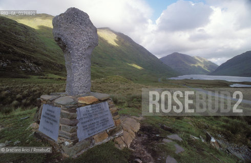 IRLANDA (CONNEMARA) KYLEMORE PASS : STELE DELLA FAME  - © 2002 Graziano Arici/Rosebud2 / GEO
