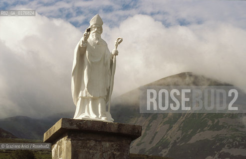 IRLANDA (CONNEMARA) CROAGH PATRICK : STATUA DI S.PATRIZIO  - © 2002 Graziano Arici/Rosebud2 / GEO / MONTAGNA SACRA / PELLEGRINAGGIO