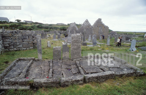 IRLANDA (ARAN ISLANDS) INISHMORE : ABBAZIA DE TEAMPALL AN CHEATHRAIR ALAINN - © 2002 Graziano Arici/Rosebud2 / GEO / ISOLA