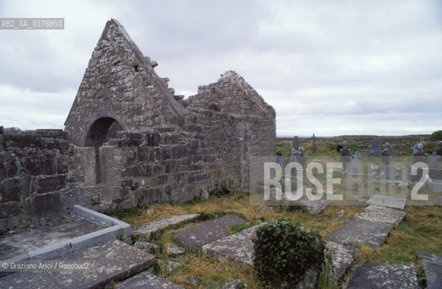 IRLANDA (ARAN ISLANDS) INISHMORE : ABBAZIA DE TEAMPALL AN CHEATHRAIR ALAINN - © 2002 Graziano Arici/Rosebud2 / GEO / ISOLA