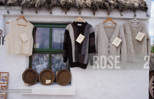 IRLANDA (ARAN ISLANDS) INISHMORE : PRODOTTI TURISTICI E MAGLIONI  - © 2002 Graziano Arici/Rosebud2 / GEO / ISOLA