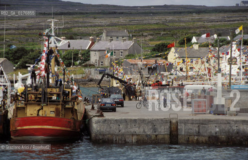 IRLANDA (ARAN ISLANDS) INISHMORE : BARCHE DA PESCA NEL PORTO DI KILRONAN - © 2002 Graziano Arici/Rosebud2 / GEO / ISOLA