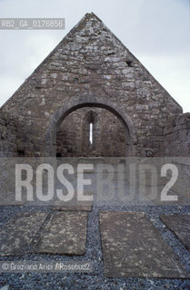 IRLANDA (ARAN ISLANDS) INISHMORE : ABBAZIA DE TEAMPALL AN CHEATHRAIR ALAINN - © 2002 Graziano Arici/Rosebud2 / GEO / ISOLA