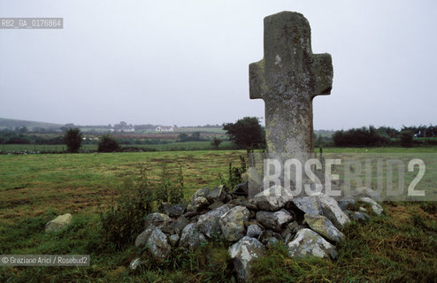 IRLANDA (DONEGAL) INISHOWEN : CROCE NELLA CAMPAGNA   - © 2002 Graziano Arici/Rosebud2 / GEO / MONUMENTO MEGALITICO