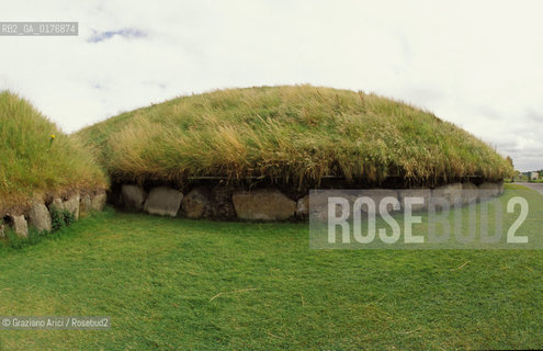 IRLANDA (LEINSTER) VALLE DELLA BOYNE : TUMULO NEOLITICO DI NEWGRANGE   - © 2002 Graziano Arici/Rosebud2 / GEO /  MONUMENTO MEGALITICO