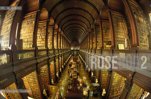IRLANDA , DUBLINO : TRINITY COLLEGE - OLD LIBRARY : LONG ROOM     - © 2002 Graziano Arici/Rosebud2 / GEO / BIBLIOTECA / LIBRO / UNIVERSITA