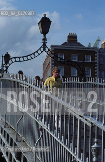 IRLANDA , DUBLINO : HAPENNY BRIDGE     - © 2002 Graziano Arici/Rosebud2 / GEO /  PONTE