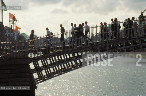 IRLANDA , DUBLINO : HAPENNY BRIDGE     - © 2002 Graziano Arici/Rosebud2 / GEO / PONTE