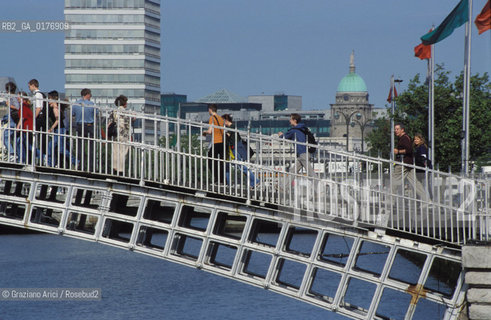 IRLANDA , DUBLINO : HAPENNY BRIDGE     - © 2002 Graziano Arici/Rosebud2 / GEO /  PONTE