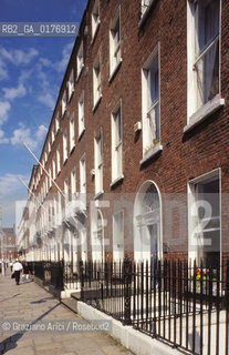 IRLANDA , DUBLINO : MERRION SQUARE     - © 2002 Graziano Arici/Rosebud2 / GEO /  PIAZZA / ARCHITETTURA GEORGIANA / MATTONE
