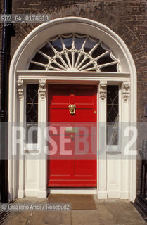 IRLANDA , DUBLINO : MERRION SQUARE     - © 2002 Graziano Arici/Rosebud2 / GEO / PIAZZA / ARCHITETTURA GEORGIANA / MATTONE / PORTA