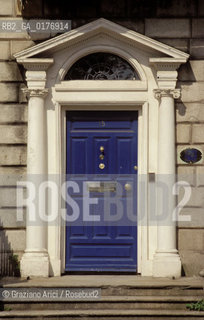 IRLANDA , DUBLINO : MERRION SQUARE     - © 2002 Graziano Arici/Rosebud2 / GEO /  PIAZZA / ARCHITETTURA GEORGIANA / MATTONE / PORTA