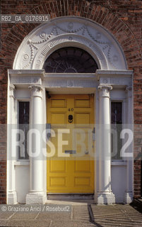 IRLANDA , DUBLINO : MERRION SQUARE     - © 2002 Graziano Arici/Rosebud2 / GEO / PIAZZA / ARCHITETTURA GEORGIANA / MATTONE / PORTA