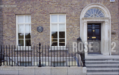 IRLANDA , DUBLINO : MERRION SQUARE - CASA DI WILLIAM BUTLER YEATS    - © 2002 Graziano Arici/Rosebud2 / GEO / PIAZZA / ARCHITETTURA GEORGIANA / MATTONE / PORTA / LETTERATURA