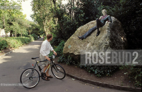IRLANDA , DUBLINO : MERRION SQUARE : IL GIARDINO - MONUMENTO A OSCAR WILDE  - © 2002 Graziano Arici/Rosebud2 / GEO / PIAZZA /