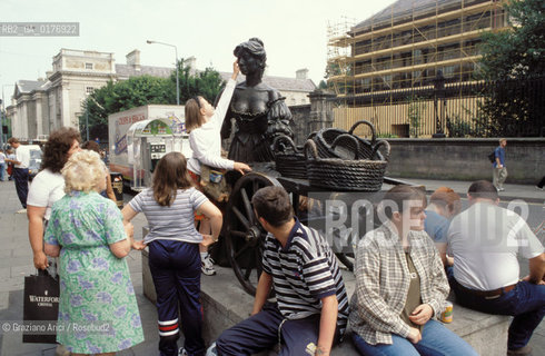 IRLANDA , DUBLINO : GRAFTON STREET : MONUMENTO A MOLLY MALONE   - © 2002 Graziano Arici/Rosebud2 / GEO /