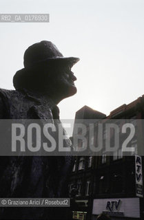 IRLANDA , DUBLINO : STATUA A JAMES JOYCE   - © 2002 Graziano Arici/Rosebud2 / GEO /  LETTERATURA