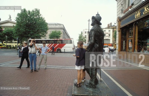 IRLANDA , DUBLINO : STATUA A JAMES JOYCE   - © 2002 Graziano Arici/Rosebud2 / GEO /  LETTERATURA