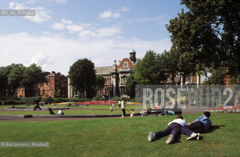 IRLANDA , DUBLINO : I GIARDINI DELLA ST.PATRICKS CATHEDRAL   - © 2002 Graziano Arici/Rosebud2 / GEO /
