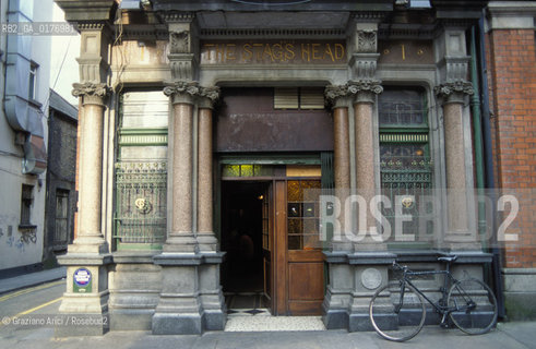 IRLANDA , DUBLINO : PUB STAGS HEAD   - © 2002 Graziano Arici/Rosebud2 / GEO / BIRRA