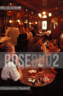IRLANDA , DUBLINO : PUB STAGS HEAD   - © 2002 Graziano Arici/Rosebud2 / GEO / BIRRA