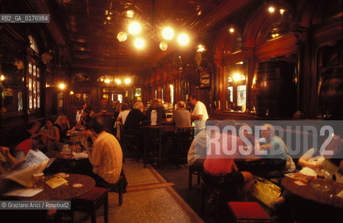 IRLANDA , DUBLINO : PUB STAGS HEAD   - © 2002 Graziano Arici/Rosebud2 / GEO / BIRRA