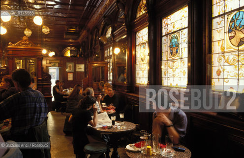 IRLANDA , DUBLINO : PUB STAGS HEAD   - © 2002 Graziano Arici/Rosebud2 / GEO / BIRRA
