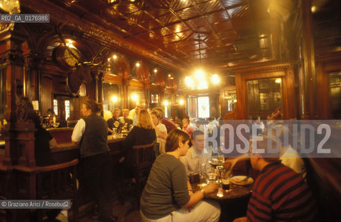 IRLANDA , DUBLINO : PUB STAGS HEAD   - © 2002 Graziano Arici/Rosebud2 / GEO / BIRRA