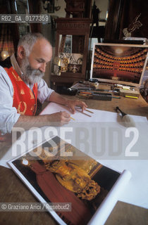 IL DISEGNATORE GUERINO GIANO LOVATO CON UNO DEI BOZZETTI PER LA DECORAZIONE DEL NUOVO GRAN TEATRO LA FENICE - @ 2002 Graziano Arici/Rosebud2 / RICOSTRUZIONE / DISEGNO
