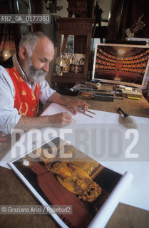 IL DISEGNATORE GUERINO GIANO LOVATO CON UNO DEI BOZZETTI PER LA DECORAZIONE DEL NUOVO GRAN TEATRO LA FENICE - @ 2002 Graziano Arici/Rosebud2 / RICOSTRUZIONE / DISEGNO