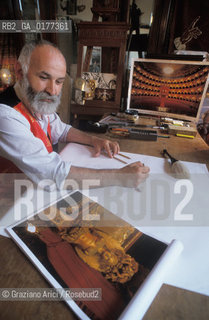 IL DISEGNATORE GUERINO GIANO LOVATO CON UNO DEI BOZZETTI PER LA DECORAZIONE DEL NUOVO GRAN TEATRO LA FENICE - @ 2002 Graziano Arici/Rosebud2 / RICOSTRUZIONE / DISEGNO