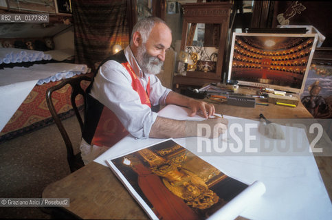 IL DISEGNATORE GUERINO GIANO LOVATO CON UNO DEI BOZZETTI PER LA DECORAZIONE DEL NUOVO GRAN TEATRO LA FENICE - @ 2002 Graziano Arici/Rosebud2 / RICOSTRUZIONE / DISEGNO