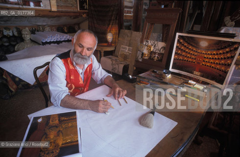 IL DISEGNATORE GUERINO GIANO LOVATO CON UNO DEI BOZZETTI PER LA DECORAZIONE DEL NUOVO GRAN TEATRO LA FENICE - @ 2002 Graziano Arici/Rosebud2 / RICOSTRUZIONE / DISEGNO