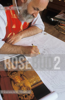 IL DISEGNATORE GUERINO GIANO LOVATO CON UNO DEI BOZZETTI PER LA DECORAZIONE DEL NUOVO GRAN TEATRO LA FENICE - @ 2002 Graziano Arici/Rosebud2 / RICOSTRUZIONE / DISEGNO