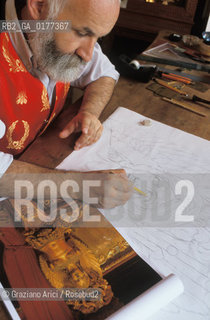 IL DISEGNATORE GUERINO GIANO LOVATO CON UNO DEI BOZZETTI PER LA DECORAZIONE DEL NUOVO GRAN TEATRO LA FENICE - @ 2002 Graziano Arici/Rosebud2 / RICOSTRUZIONE / DISEGNO
