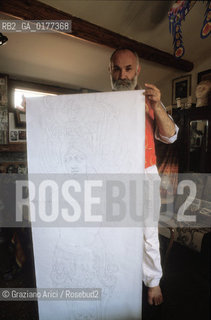 IL DISEGNATORE GUERINO GIANO LOVATO CON UNO DEI BOZZETTI PER LA DECORAZIONE DEL NUOVO GRAN TEATRO LA FENICE - @ 2002 Graziano Arici/Rosebud2 / RICOSTRUZIONE / DISEGNO