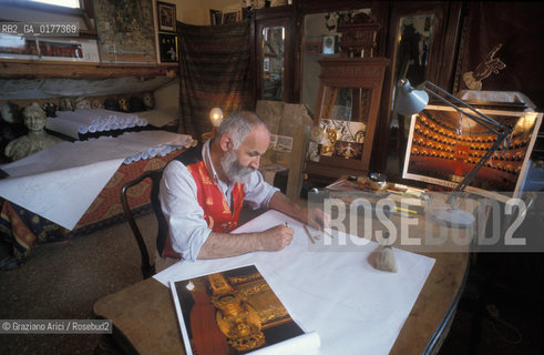 IL DISEGNATORE GUERINO GIANO LOVATO CON UNO DEI BOZZETTI PER LA DECORAZIONE DEL NUOVO GRAN TEATRO LA FENICE - @ 2002 Graziano Arici/Rosebud2 / RICOSTRUZIONE / DISEGNO