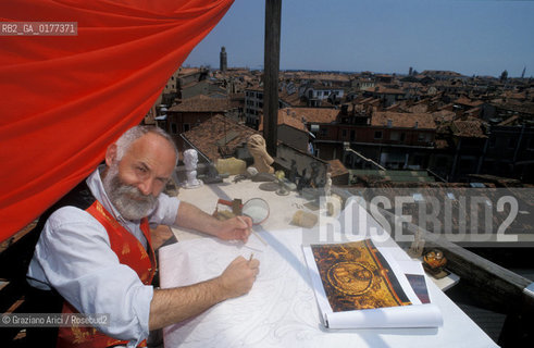 IL DISEGNATORE GUERINO GIANO LOVATO CON UNO DEI BOZZETTI PER LA DECORAZIONE DEL NUOVO GRAN TEATRO LA FENICE - @ 2002 Graziano Arici/Rosebud2 / RICOSTRUZIONE / DISEGNO