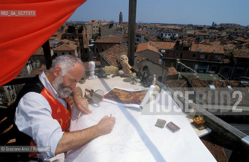 IL DISEGNATORE GUERINO GIANO LOVATO CON UNO DEI BOZZETTI PER LA DECORAZIONE DEL NUOVO GRAN TEATRO LA FENICE - @ 2002 Graziano Arici/Rosebud2 / RICOSTRUZIONE / DISEGNO