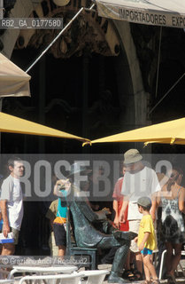 PORTOGALLO, LISBONA : LARGO DO CHIADO - CAFFE BRASILEIRA -  STATUA DI FERNANDO PESSOA -  @ 2002 Graziano Arici/Rosebud2 / LETTERATURA / GEO