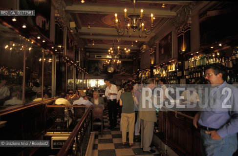 PORTOGALLO, LISBONA : LARGO DO CHIADO - CAFFE BRASILEIRA  -  @ 2002 Graziano Arici/Rosebud2 / CAFFE LETTERARIO / GEO