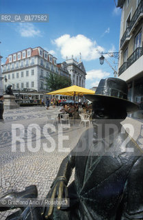 PORTOGALLO, LISBONA : LARGO DO CHIADO - CAFFE BRASILEIRA -  STATUA DI FERNANDO PESSOA -  @ 2002 Graziano Arici/Rosebud2 / LETTERATURA / GEO / GEO