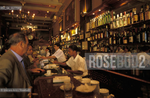 PORTOGALLO, LISBONA : LARGO DO CHIADO - CAFFE BRASILEIRA  -  @ 2002 Graziano Arici/Rosebud2 / LETTERATURA / GEO