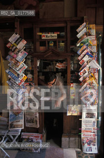 PORTOGALLO, LISBONA : LARGO DO CHIADO - CAFFE BRASILEIRA -  GIORNALAIO    @ 2002 Graziano Arici/Rosebud2 / CAFFE LETTERARIO / GEO