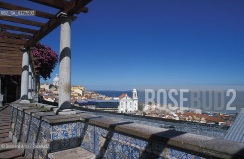 PORTOGALLO, LISBONA : MIRADOR DE SANTA LUZIA - ALFAMA    @ 2002 Graziano Arici/Rosebud2  / GEO