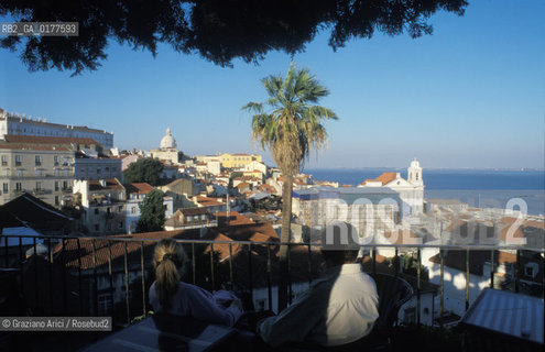 PORTOGALLO, LISBONA : MIRADOR DE SANTA LUZIA - ALFAMA    @ 2002 Graziano Arici/Rosebud2  / GEO