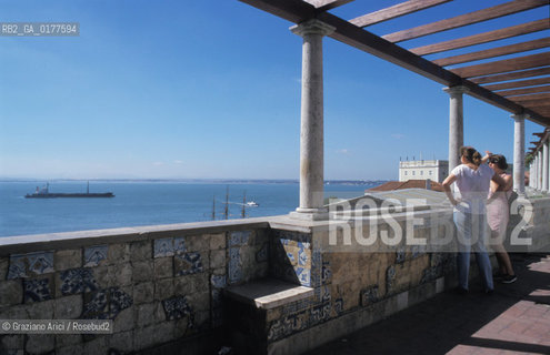 PORTOGALLO, LISBONA : MIRADOR DE SANTA LUZIA - ALFAMA    @ 2002 Graziano Arici/Rosebud2  / GEO
