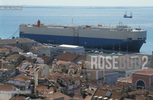 PORTOGALLO, LISBONA : IL PORTO DAL MIRADOR DE SANTA LUZIA - ALFAMA    @ 2002 Graziano Arici/Rosebud2  / GEO